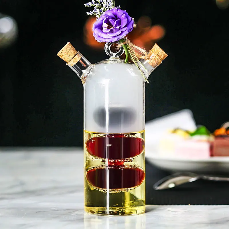 Любители с двумя трубками Делятся молекулярным коктейльным бокалом для двух разных напитков, встроенной бутылкой для бара, ночного клуба, стаканом для смешивания вина.