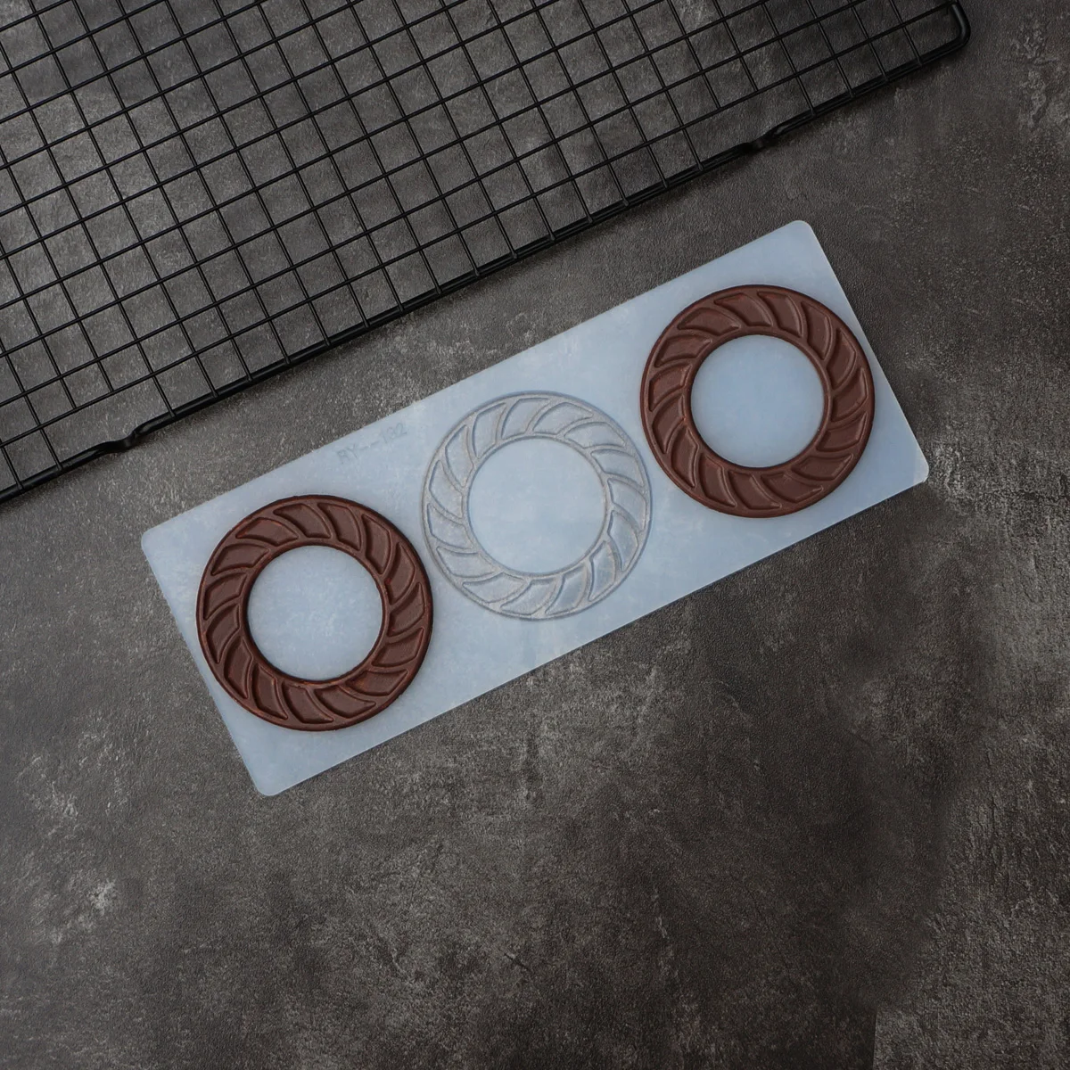 Трафарет для шоколада в форме веревочного круга, выдалбливают форму кольца, украшают торт шоколадной крошкой своими руками, Силиконовая форма для украшения торта Chablon